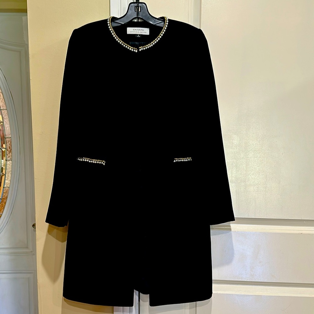 TAHARI Arthur S. Levine gorgeous dress coat in new condition.